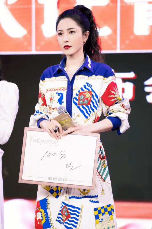 黑色|原来曾黎至今还未婚，难怪保养得那么好，身穿印花连衣裙高级减龄