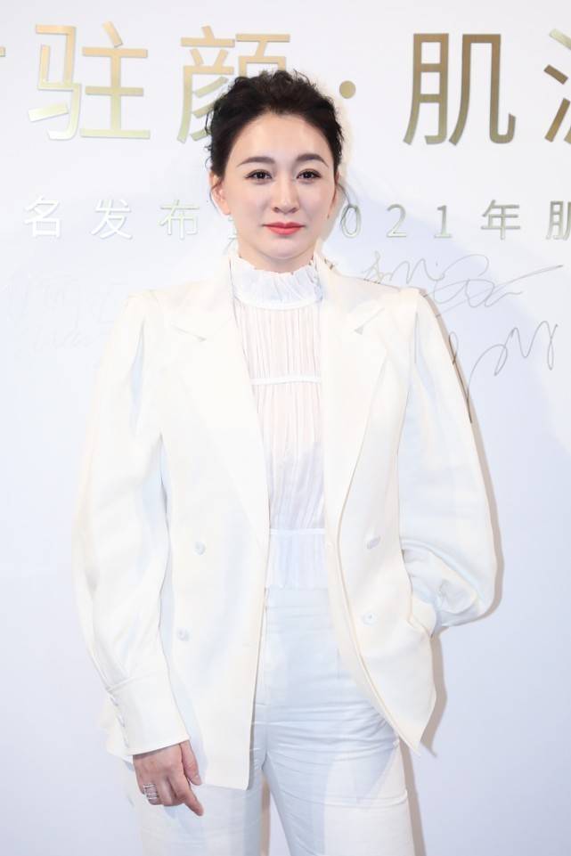 身材|李小冉的气质总是这么高贵，穿着纯白色西装内搭高领衫，韵味十足