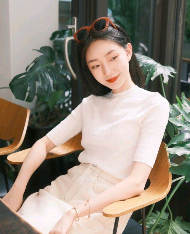 短裙|夏日穿搭要以简约实用为主，合适的穿搭，能把整个人衬得更有魅力