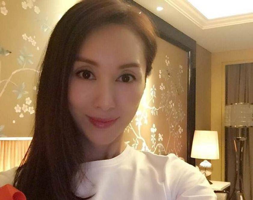 看看tvb女神郭可盈的家到处都是金碧辉煌一看就是大户人家