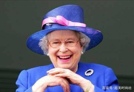 女王|这位女王从不穿裤子？93岁高龄也能把裙子穿出时尚感！
