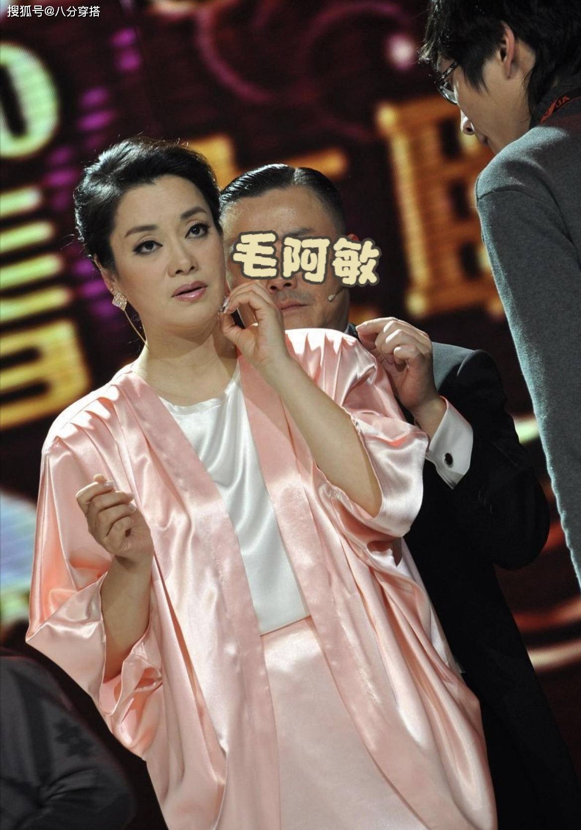高调|毛阿敏“阿姨圈”最会打扮，印花裙配白色外套高调惹眼，潇洒霸气