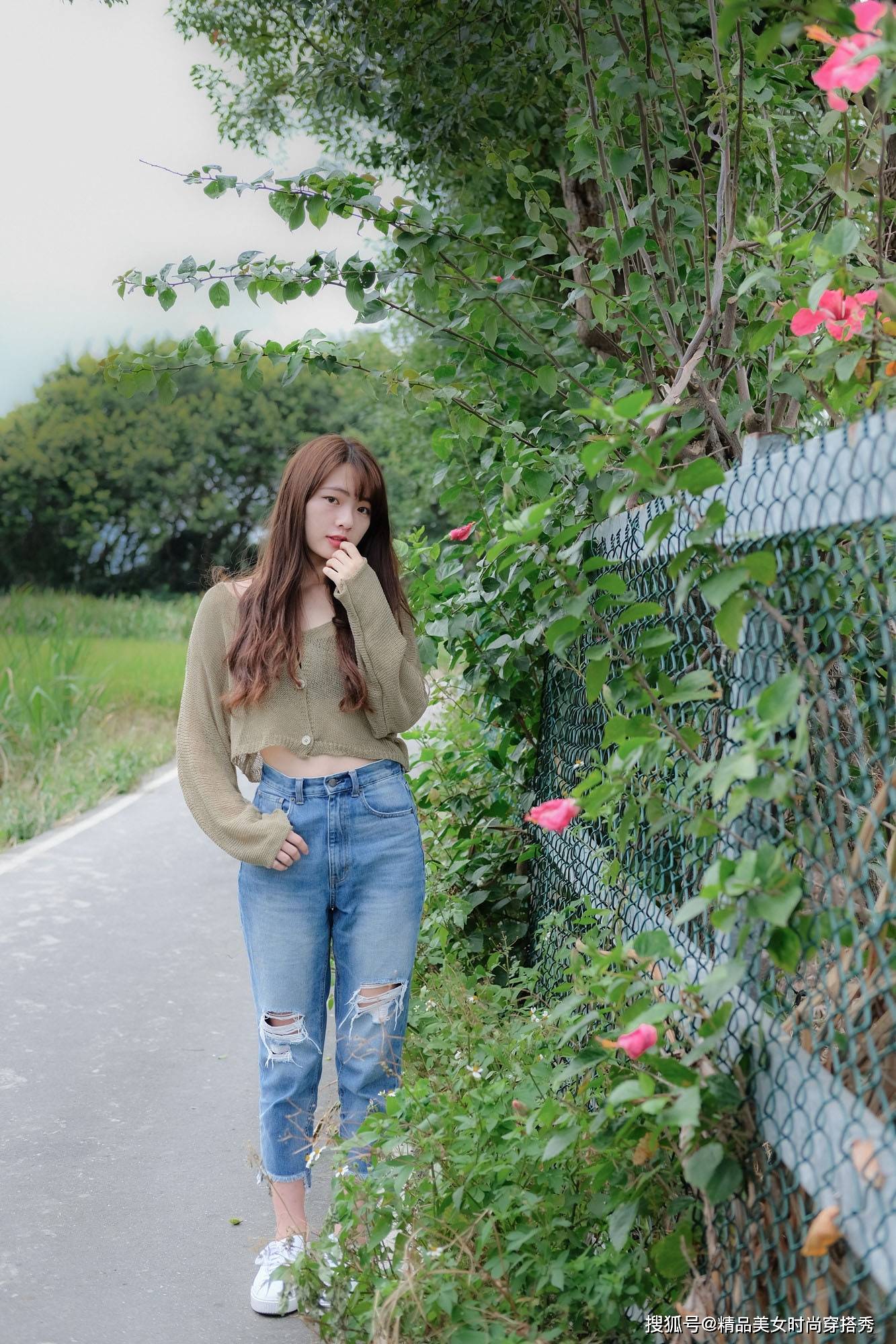 浅色|破洞牛仔裤青春又减龄，少女感十足