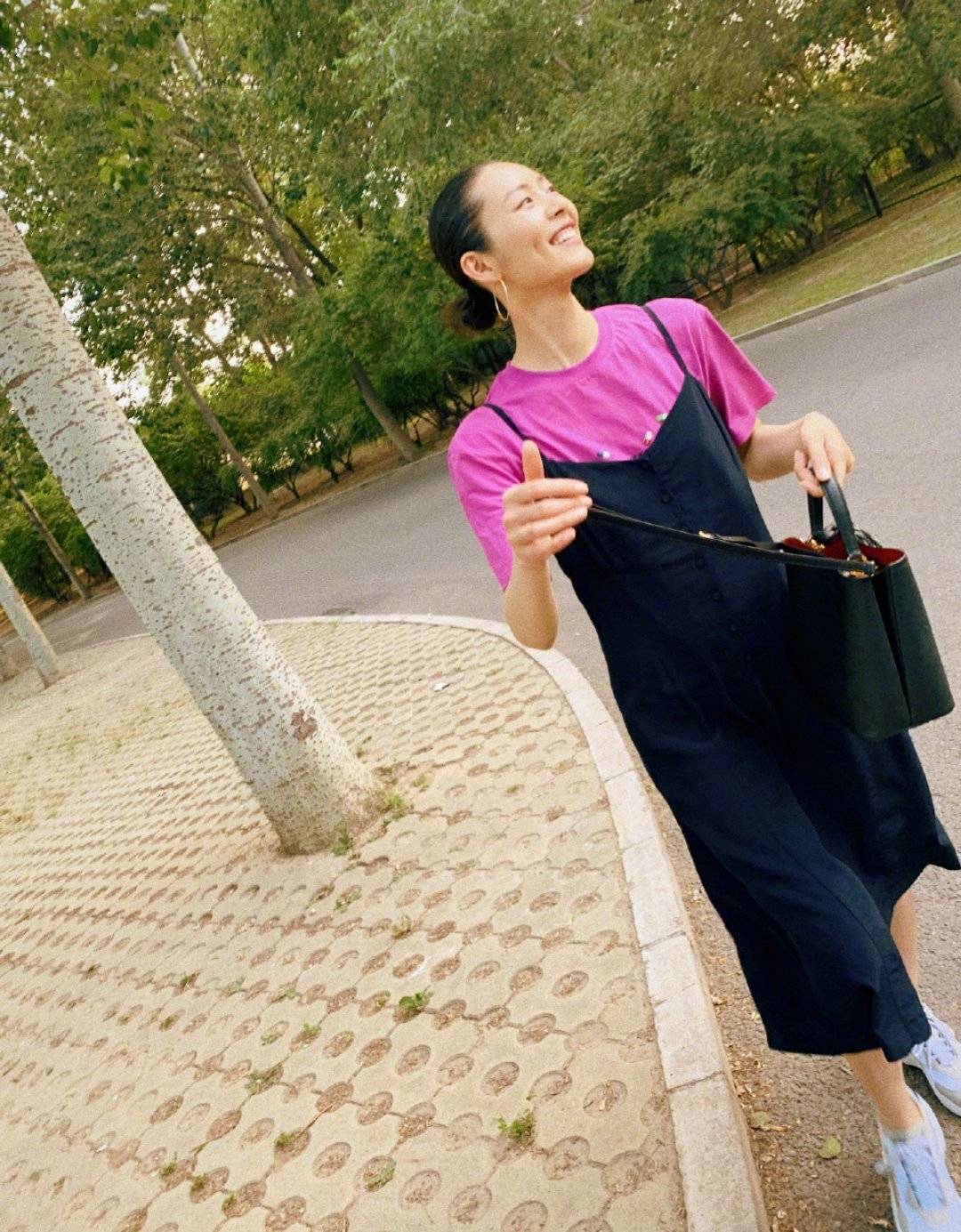 欧美大|刘雯夏季出游晒“无修图”，芭比粉T恤搭黑色吊带裙，显高挑身材