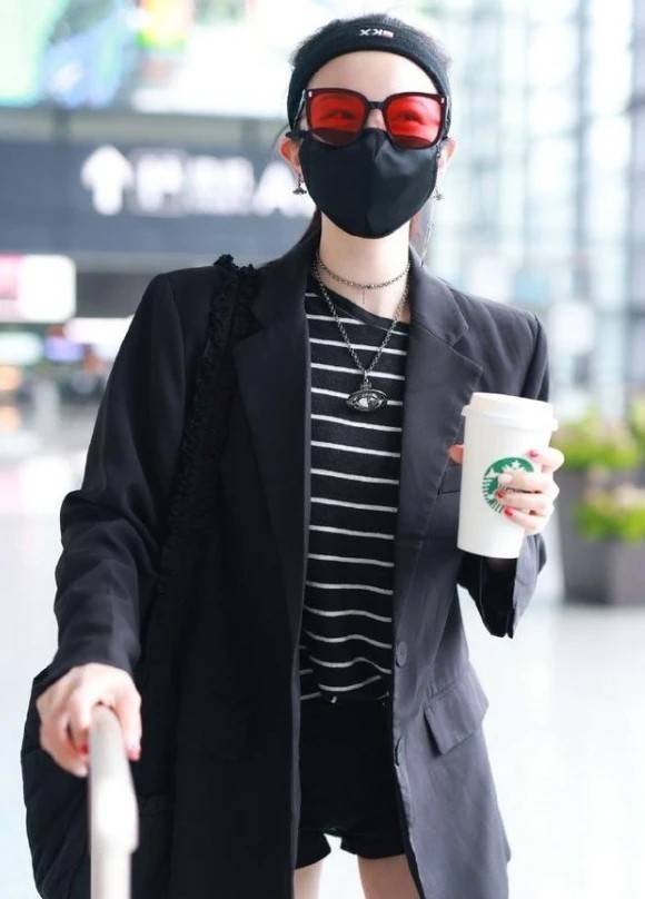 身材|陈小纭太会利用自身优势，穿短裤配西装，“牙签腿”实力抢镜