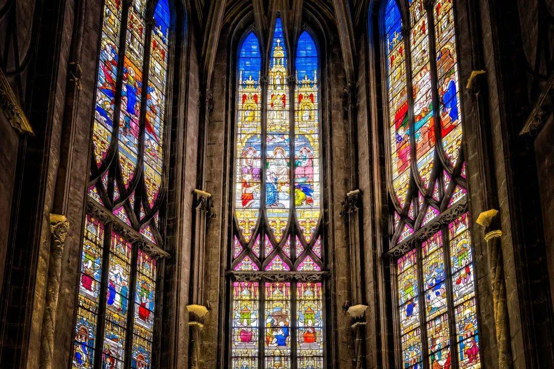 同时,由于教堂玻璃的表现力很强,玻璃的热弯特性可以让它做出折弯