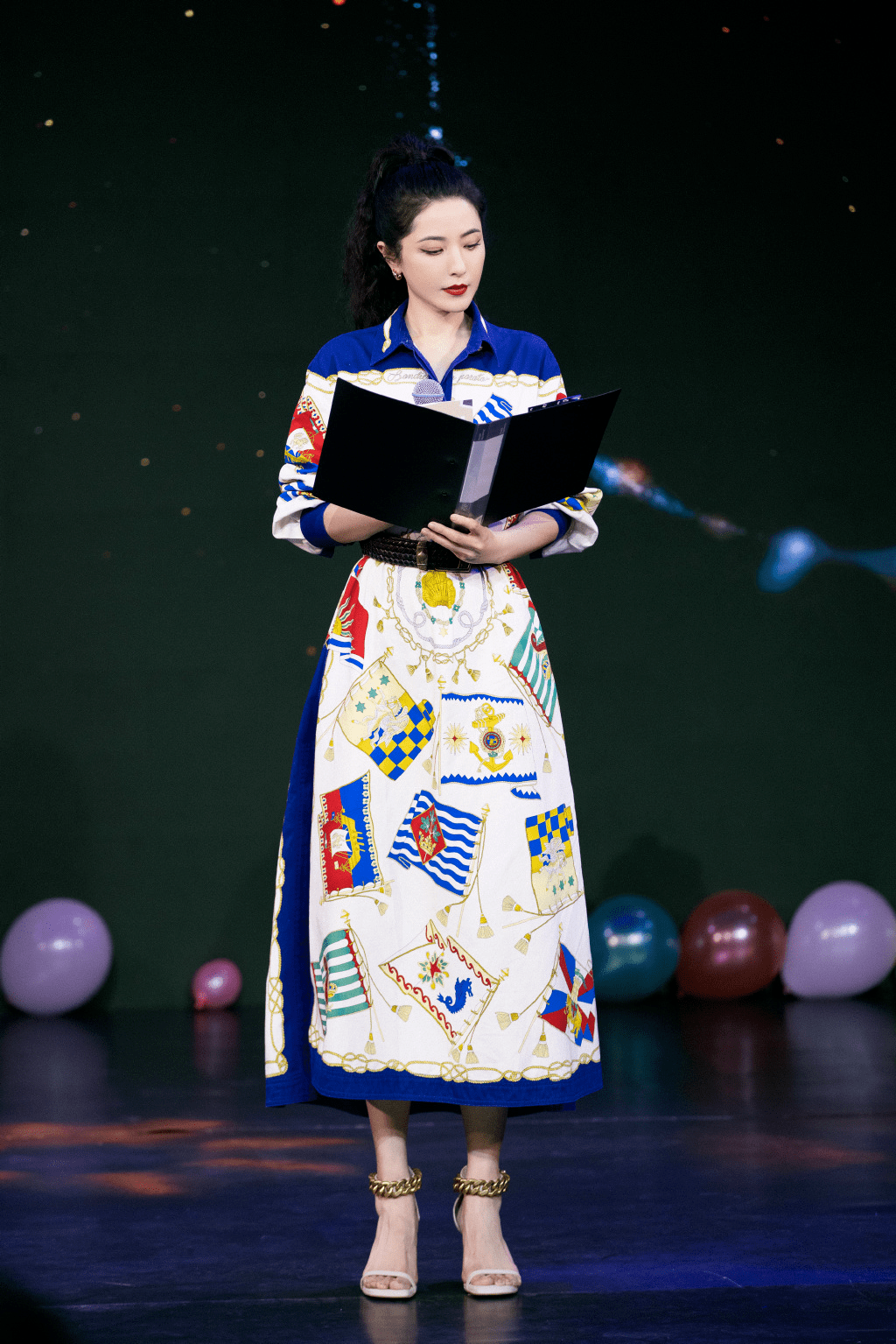 黑色|原来曾黎至今还未婚，难怪保养得那么好，身穿印花连衣裙高级减龄