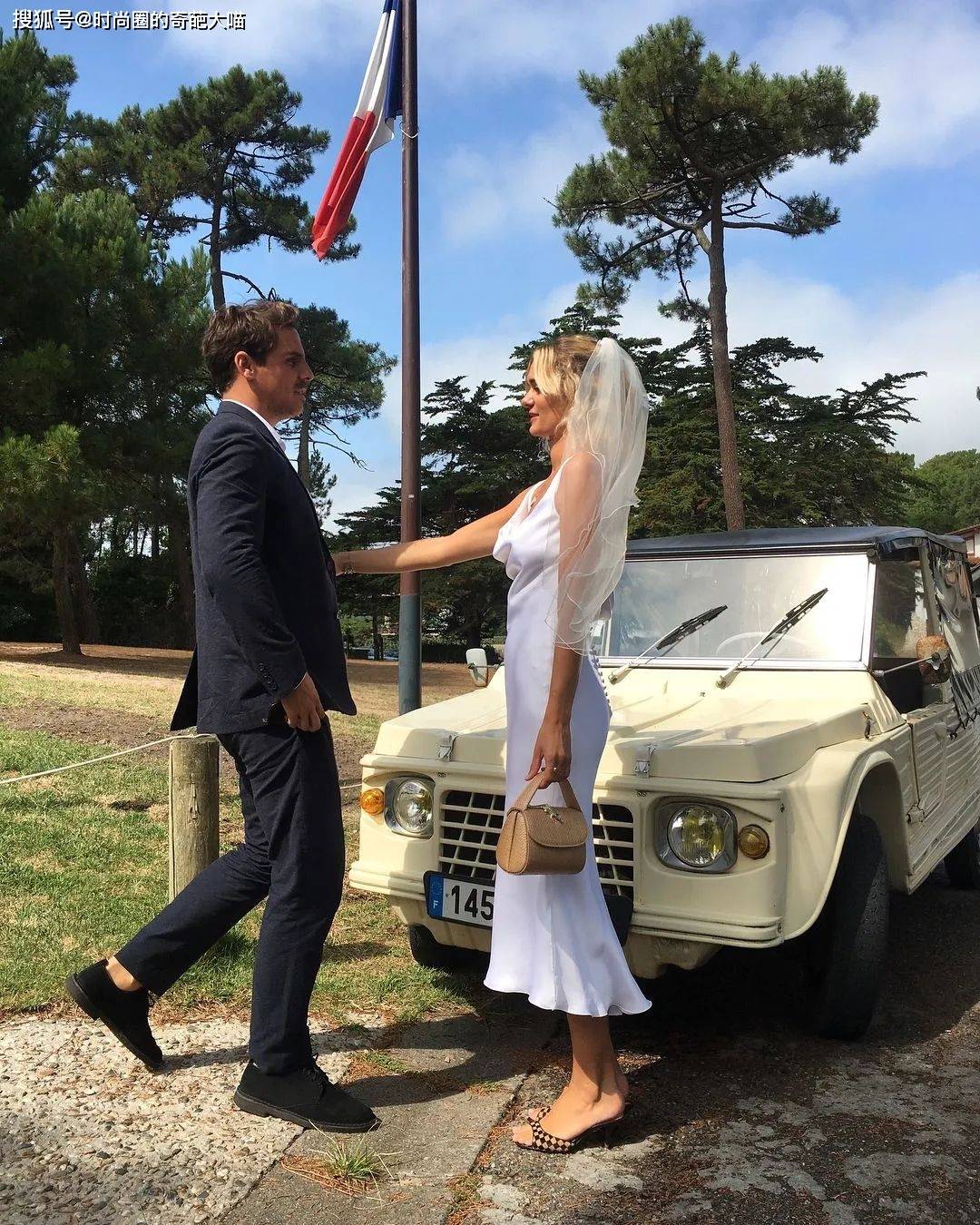 造型|繁琐的婚纱不再流行，吊带裙西装造型深受新娘喜爱，简单优雅