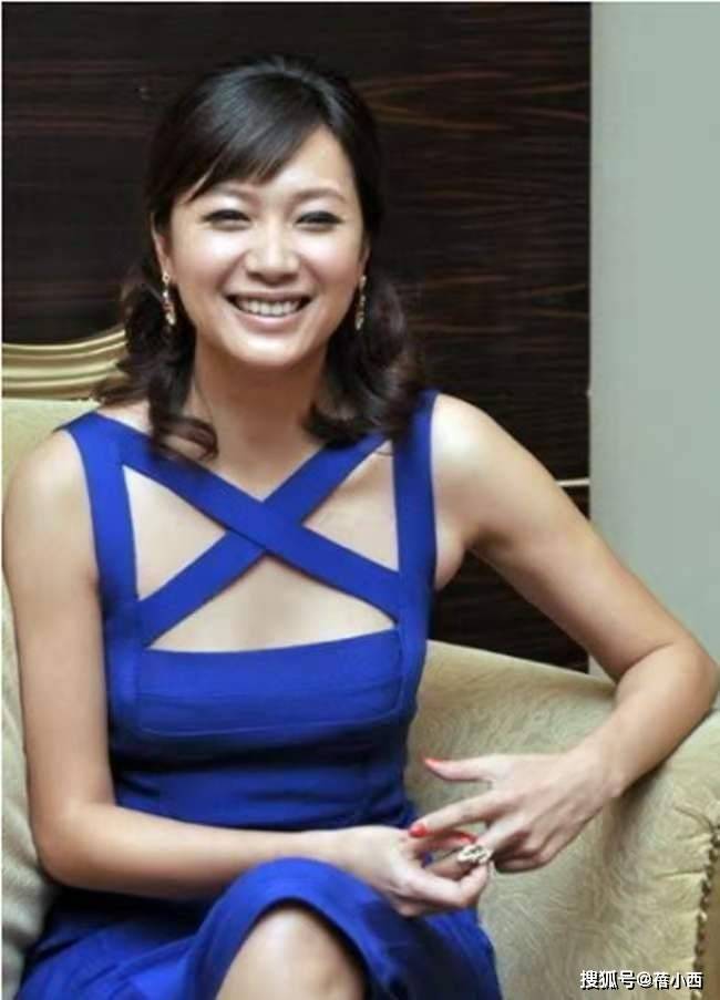 身材|徐静蕾果真是人美胆大，穿深蓝色吊带裙亮相，显身材更显优雅气质
