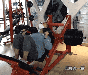 更衣室|190cm重庆肌肉教练更衣室自拍，身体实力藏不住了
