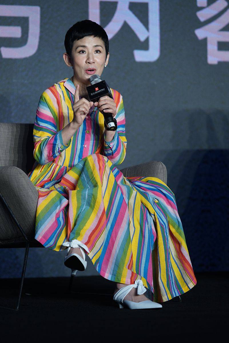 整体|被吴君如的好气质折服，穿彩虹条连衣裙也优雅气质，真不像54岁
