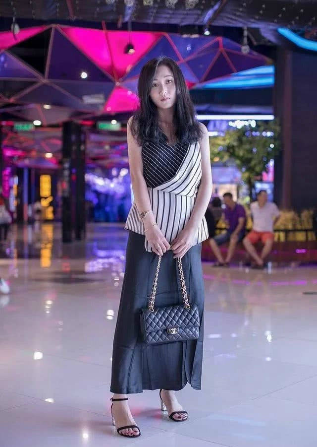 身姿|连衣裙美女街头漫步优雅简约大方气质，尽显女性曼妙好身姿