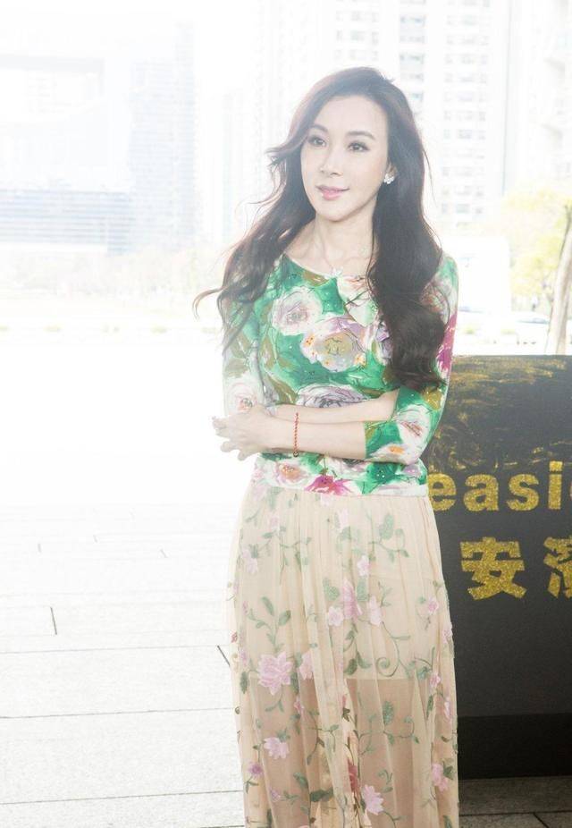 显得|萧蔷越老越会装,看友人作画被拍,素颜松垮干瘪52岁老得不真实!