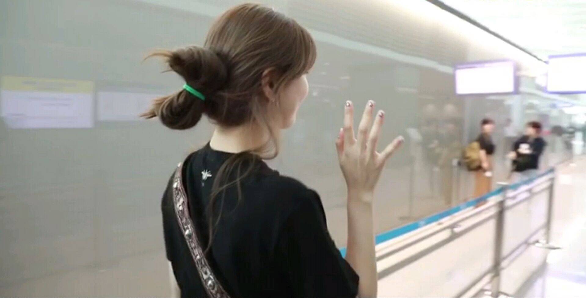 黑色|裴秀智发福胖出双下巴？穿百褶裙拉链都快拉不住，学学怎么穿衣服