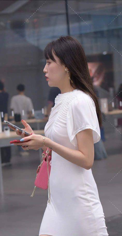 曲线|38℃的酷热夏季，高挑美女们身着各种颜色紧身包臀裙，美翻了天