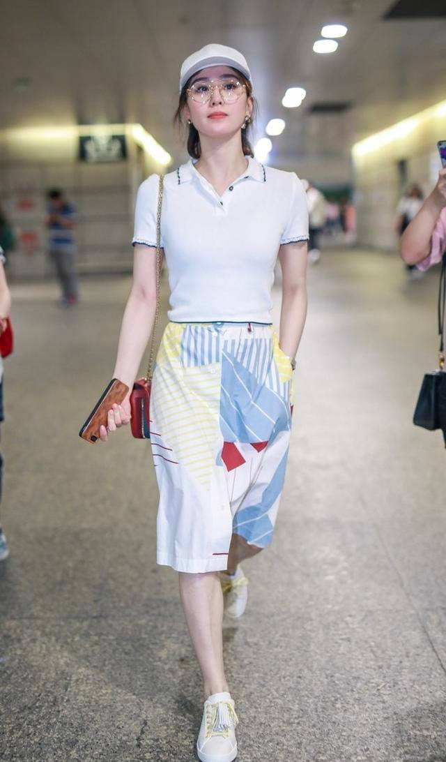 颜色|刘诗诗少女感太强了，短款POLO衫精致可爱，配半裙温柔迷人