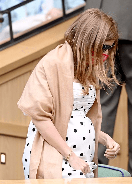 碧翠丝|英国碧翠丝公主挺8个月大孕肚亮相!泡泡袖波点裙可爱,变美好多