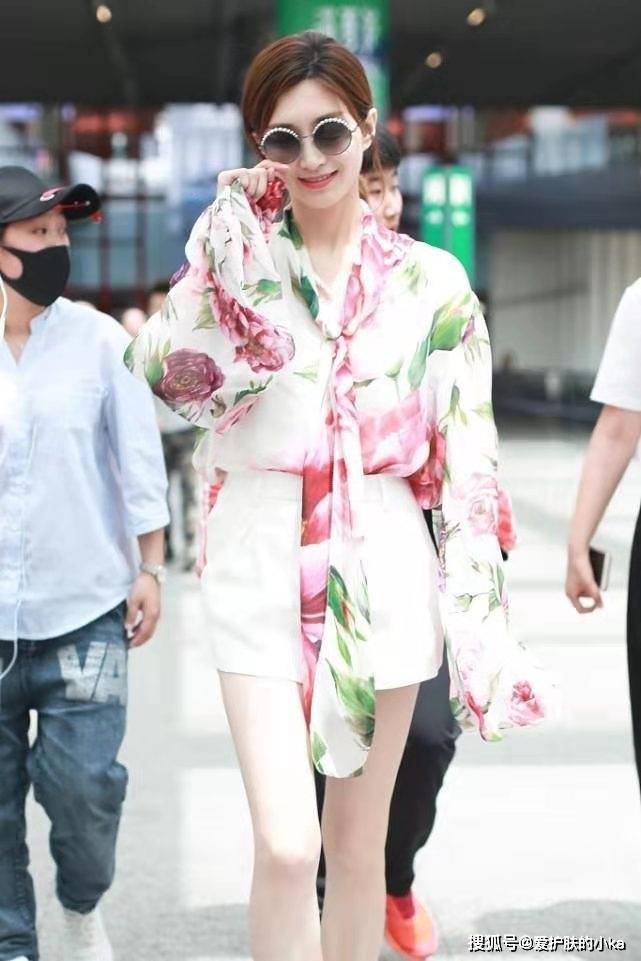 江疏影|江疏影不愧生图女神,路人镜头也好纤挑迷人,让人忍不住多看两眼