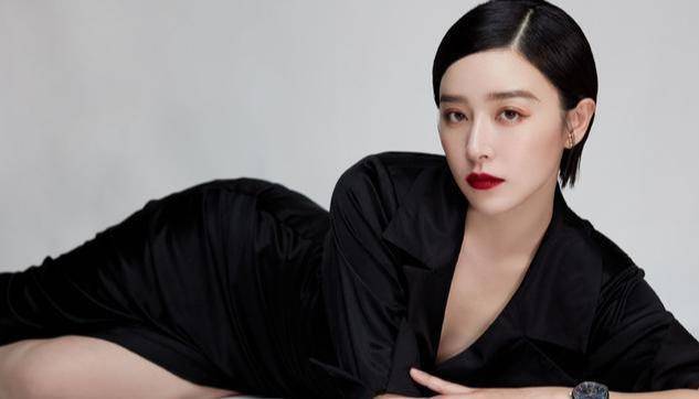 设计|阚清子身材好正,黑色紧身包臀裙秀出S身段,开叉秀出长腿更撩人