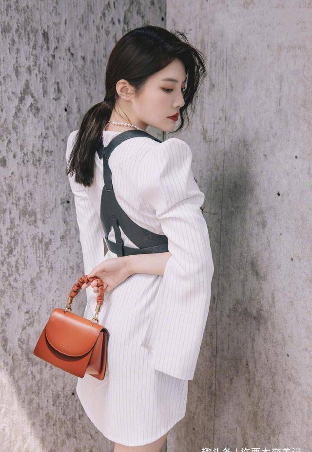 曲线|徐冬冬的大号括号臀太惊艳，穿波点长裙，大秀腰臀比