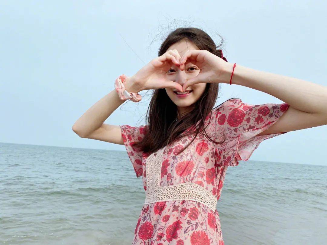 对比|纪姿含的印花连衣裙，粉色做底，红色图案装饰，娇俏又亮眼