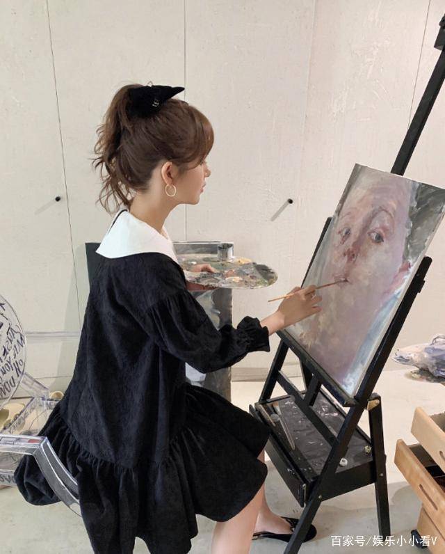 陈赫|张子萱穿少女裙摆拍笑靥如花,身材消瘦惹人羡慕