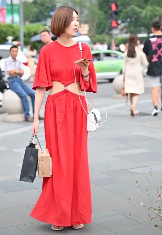 身材|街头出现一款裙子,当看见姑娘穿后秀出“蝴蝶腰”,绝对要火了!