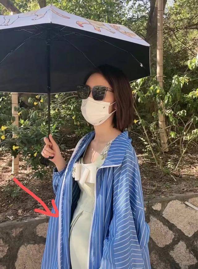 活动|唐艺昕晒日常，穿老公外套甜蜜撒糖，小腹凸起被猜怀上二胎