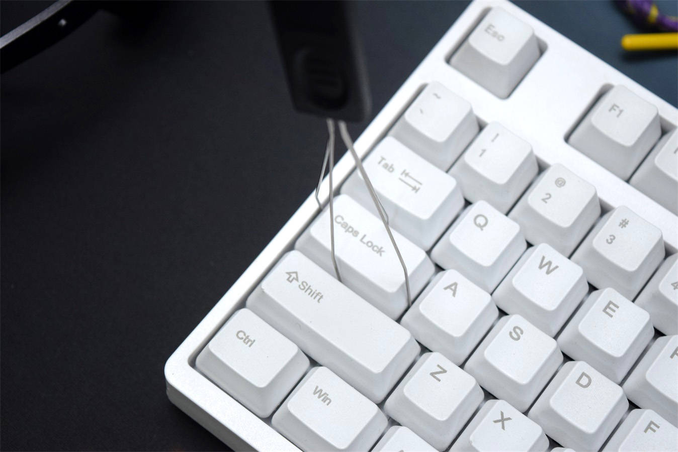 配件上面带有拔键器,那就顺手看看键帽试试看是怎么样的,键帽装得有点