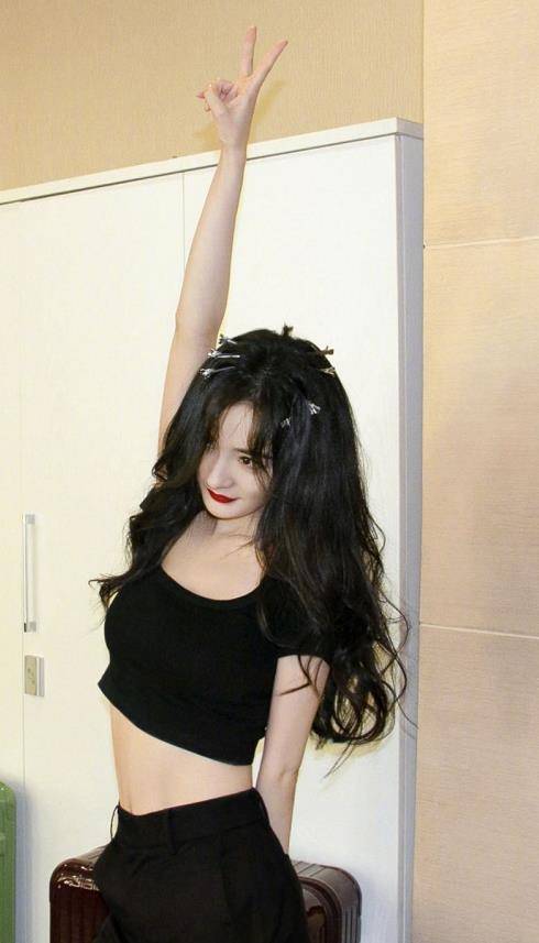 因为|杨幂的“渣女”站姿火了,腰和臀凹成90度,体重过百真学不来