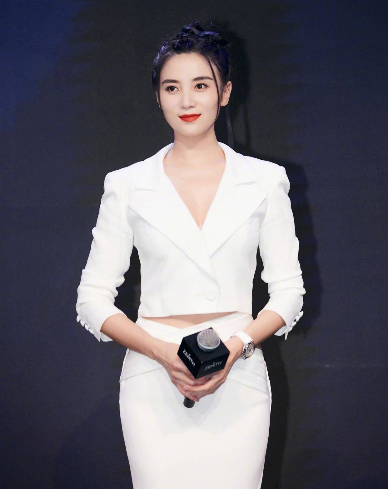材质|宋佳衣品还是那么好，V领西服配包臀长裙，优雅大方又减龄