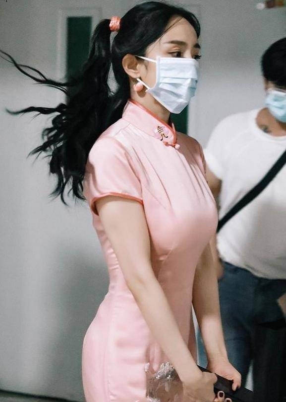 显得|被质疑“括号臀造假”，杨幂故意穿小一码旗袍，网友：心服口服