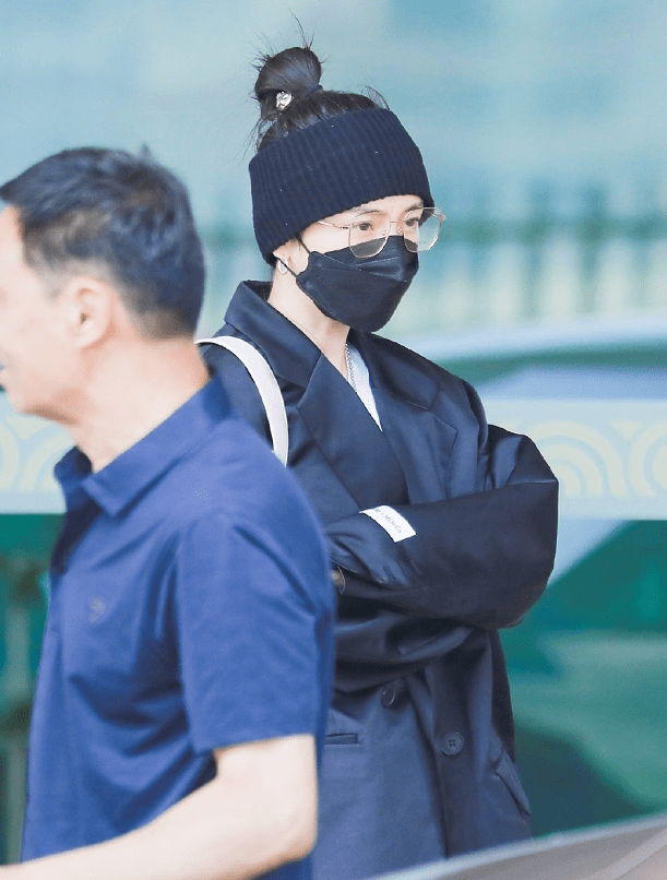 杨幂|“单身汉”杨幂魅力挡不住，“小鸟腿”套双波点袜，腿细的很危险