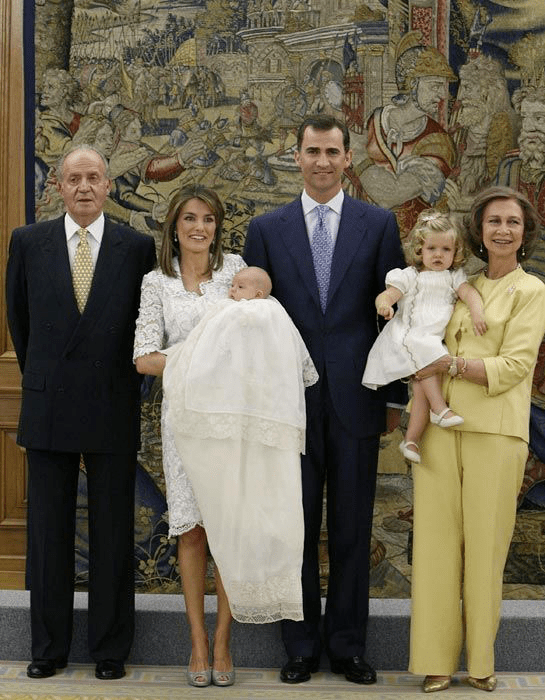 曲线|西班牙王后沦为背景板!一身白衣看不清面容,起皱的牛仔裤翻车了