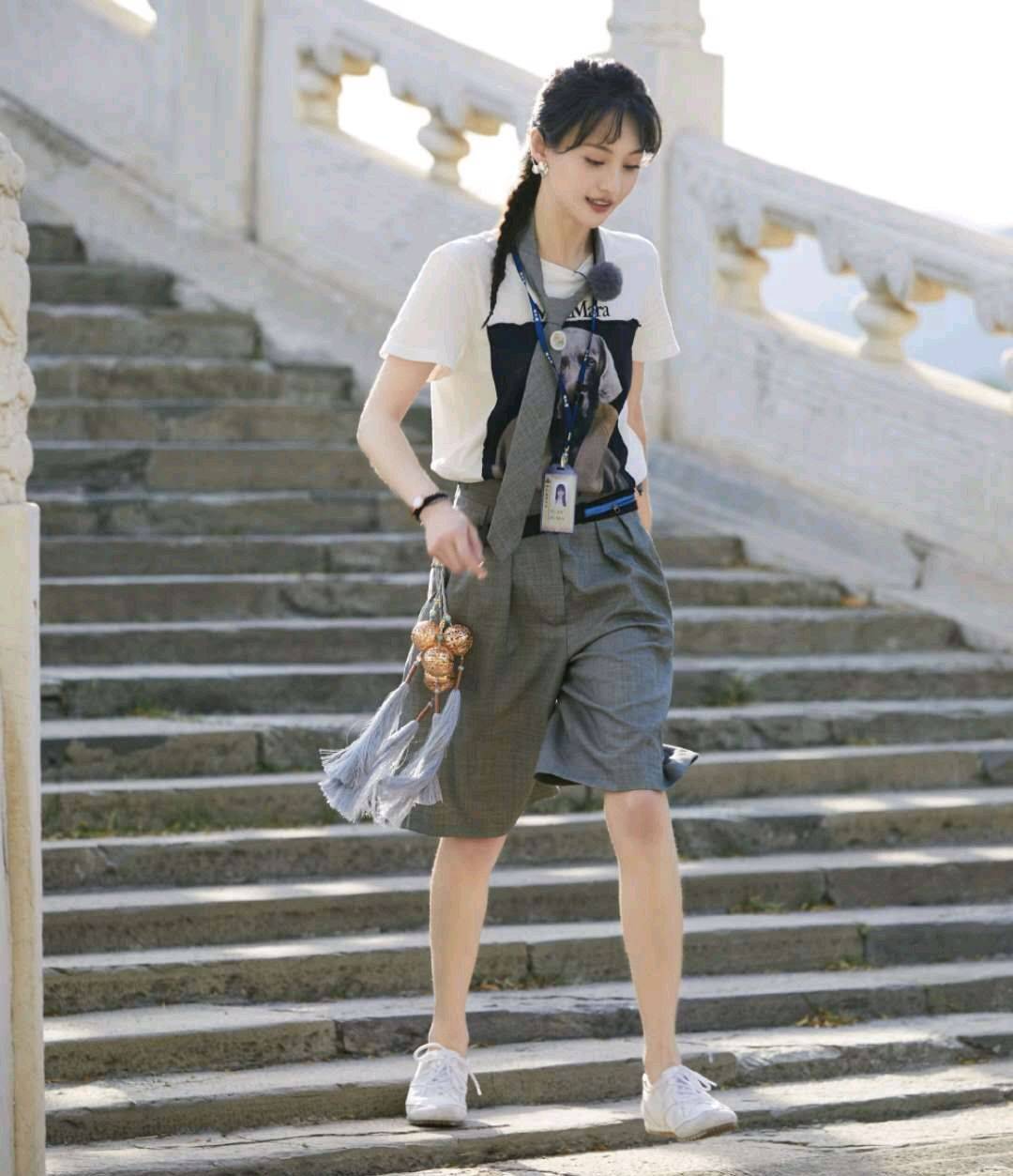 短裙|短裙“失宠”了,今年夏天流行百慕大短裤,郑爽万茜穿上也太A了