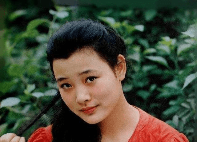 黑色|58岁陈冲一家近照，4个女儿天差地别，老公颜值一言难尽