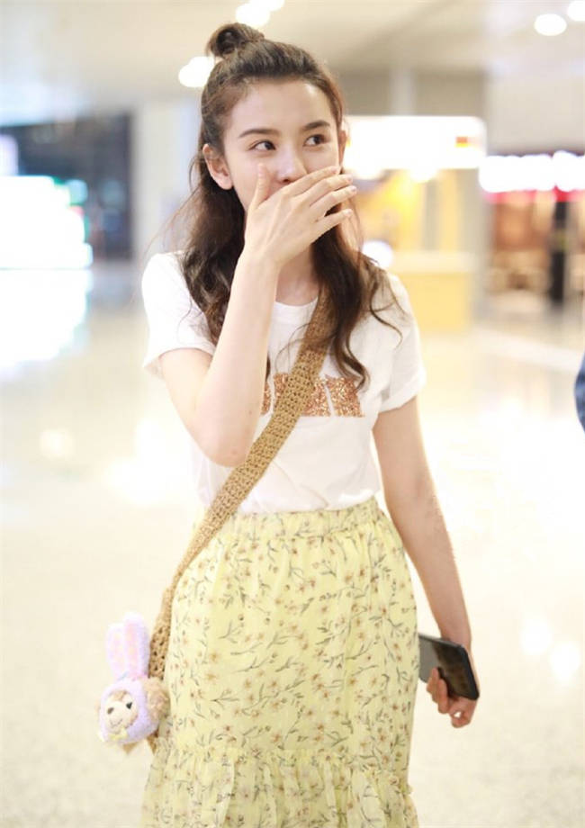 黄褐色|夏季想让女人味升级，白色T恤搭裙子，宋茜吴昕都偷偷穿上了