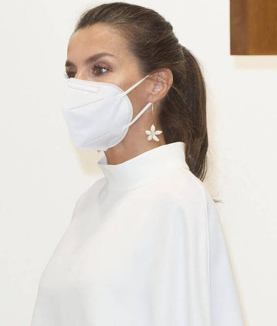 曲线|西班牙王后沦为背景板!一身白衣看不清面容,起皱的牛仔裤翻车了