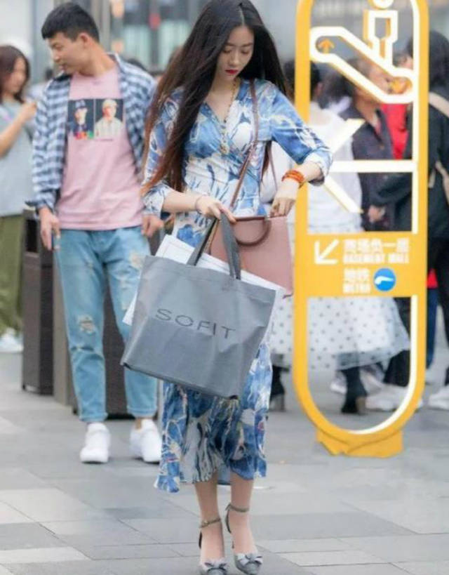 身姿|连衣裙美女街头漫步优雅简约大方气质，尽显女性曼妙好身姿