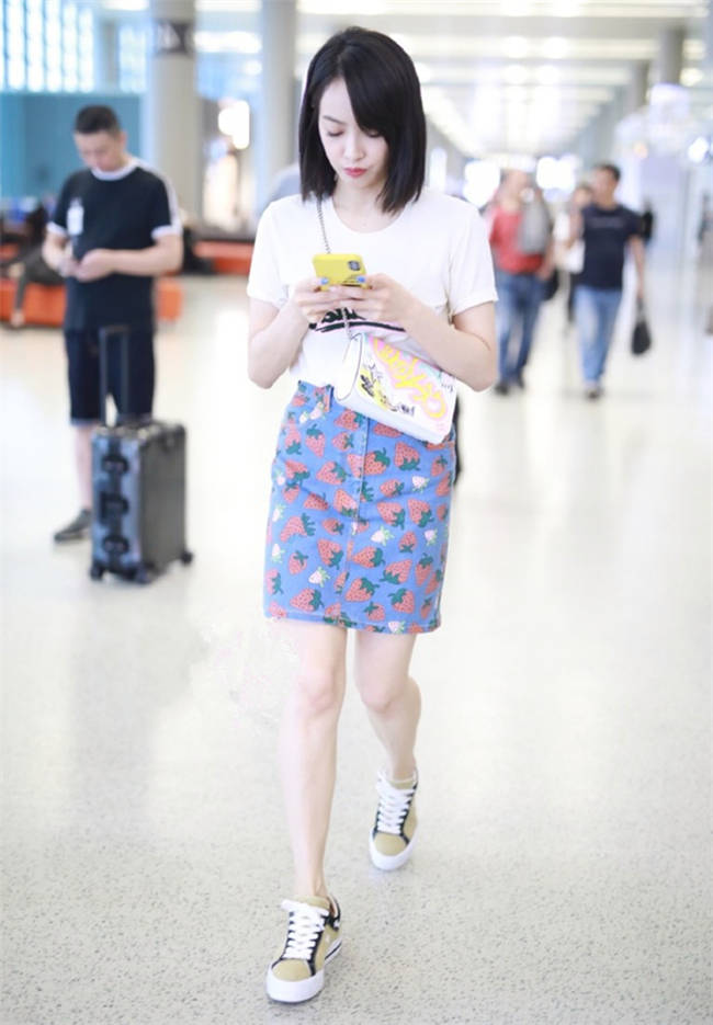 黄褐色|夏季想让女人味升级，白色T恤搭裙子，宋茜吴昕都偷偷穿上了