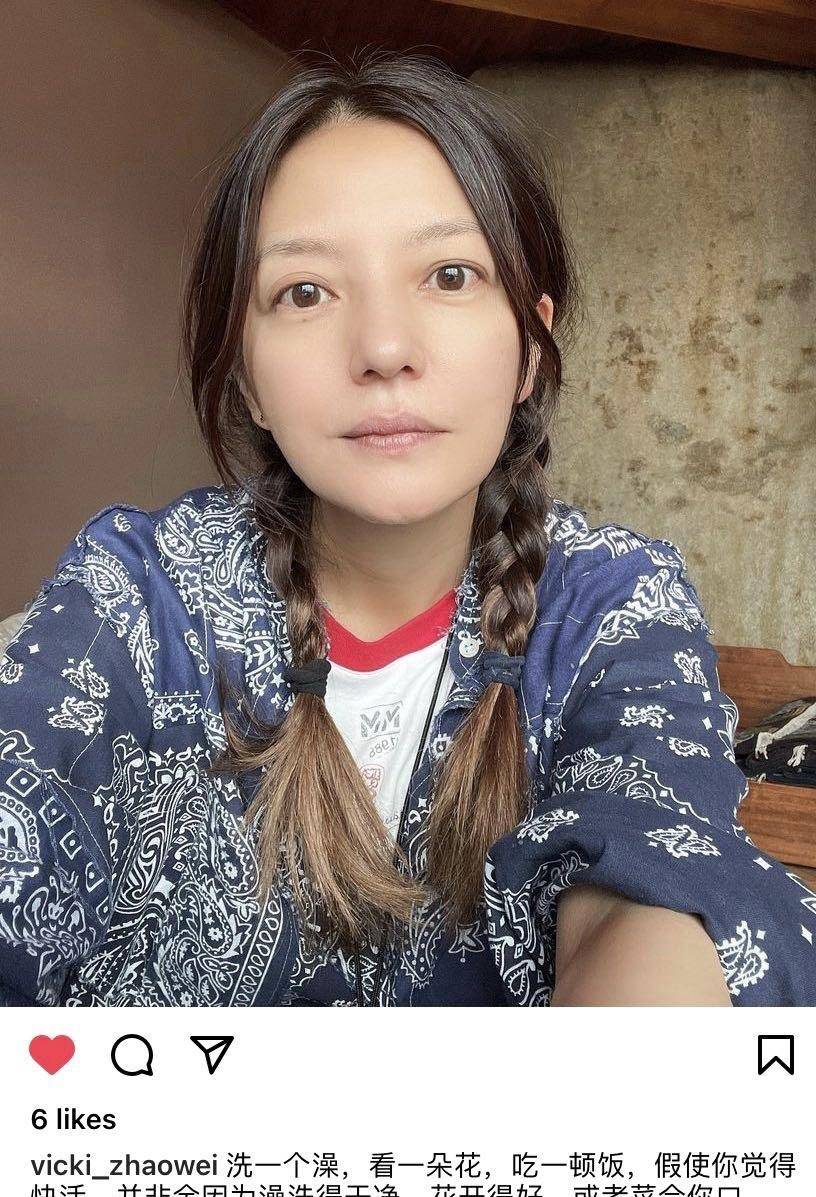 民族|赵薇无惧素颜罕自拍，穿民族风长袖扎马尾，皮肤细腻天然卧蚕好美