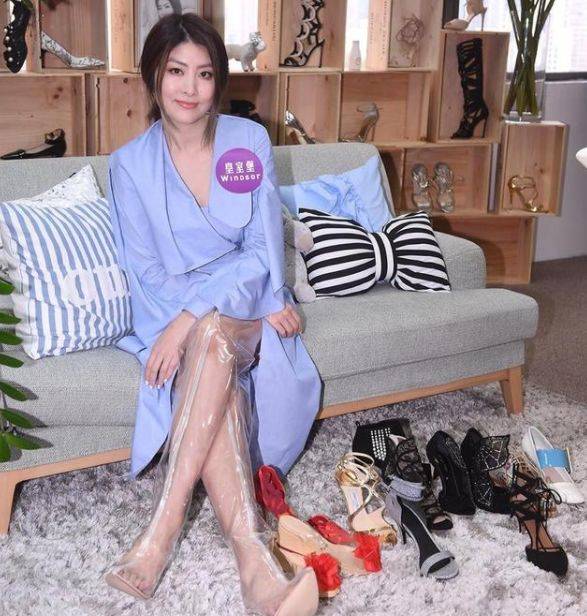 千金|陈慧琳不愧是“富家千金”,穿蓝色风衣配液体靴,高级又洋气