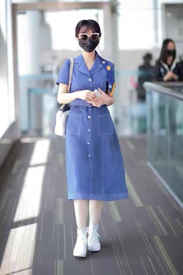短裙|赵雅芝又踩“针”亮相，学00后穿荷叶边短裙，哪像是50后奶奶辈