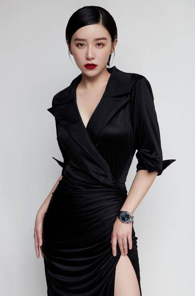 设计|阚清子身材好正,黑色紧身包臀裙秀出S身段,开叉秀出长腿更撩人