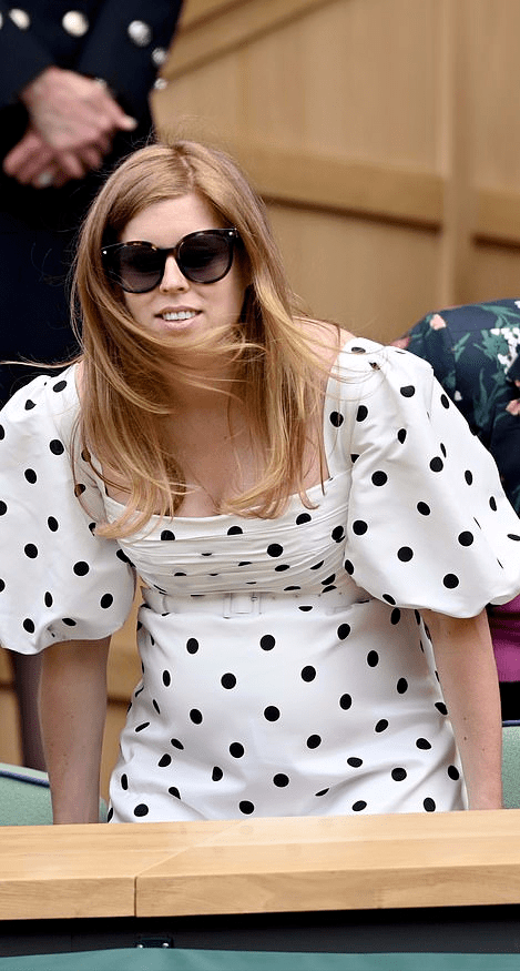 碧翠丝|英国碧翠丝公主挺8个月大孕肚亮相!泡泡袖波点裙可爱,变美好多