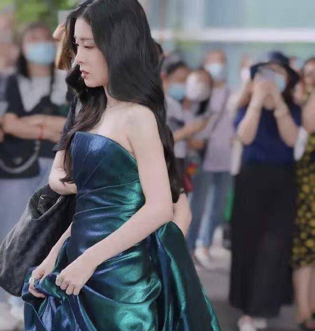 色调|张碧晨身材挺好，穿孔雀绿丝绒抹胸裙配波浪卷，美成小贵妇