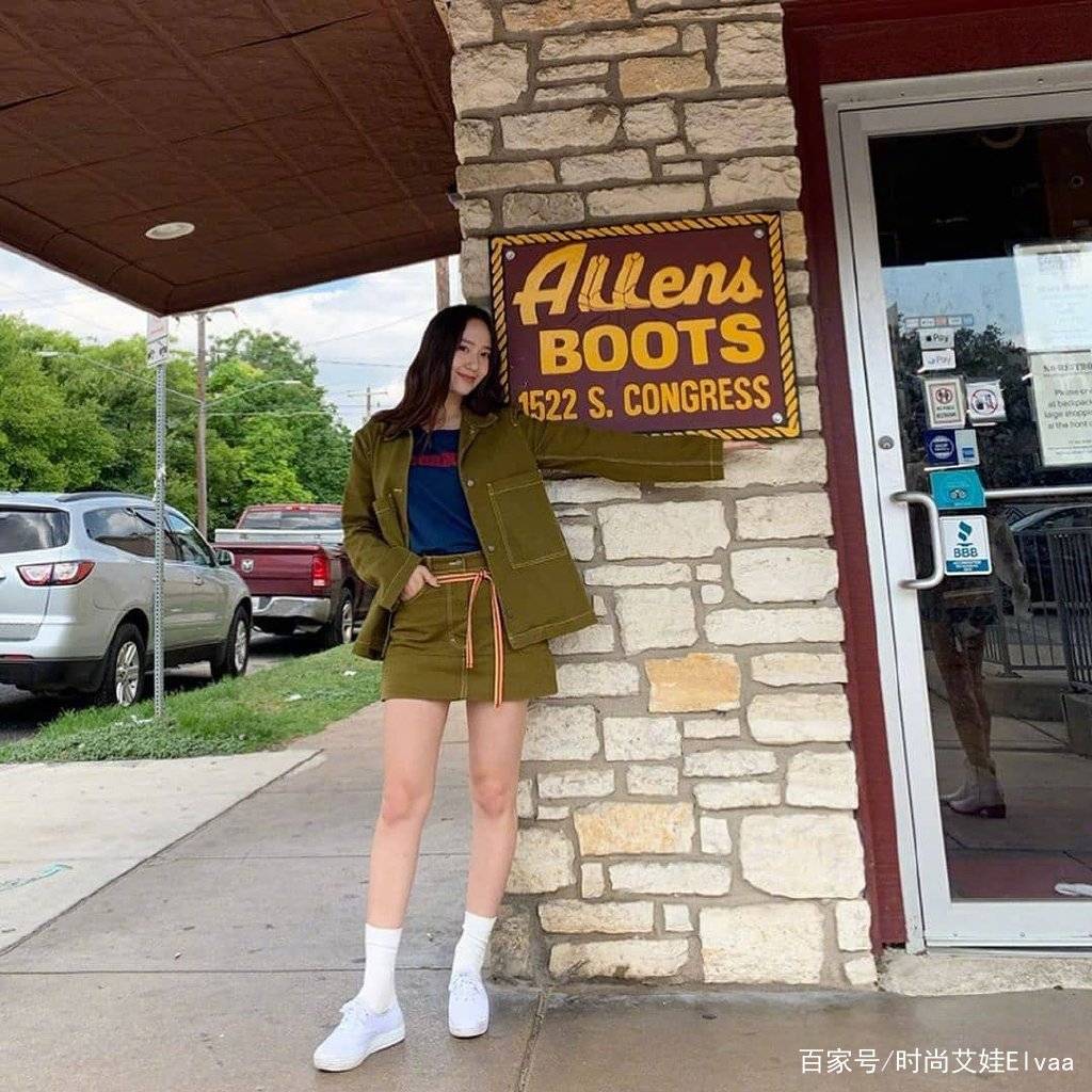 牛油果|郑秀晶瘦了就任性,穿牛油果色短裙秀小细腿,高冷脸竟然还会笑了