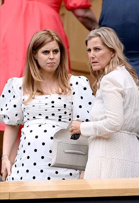 碧翠丝|英国碧翠丝公主挺8个月大孕肚亮相！泡泡袖波点裙可爱，变美好多