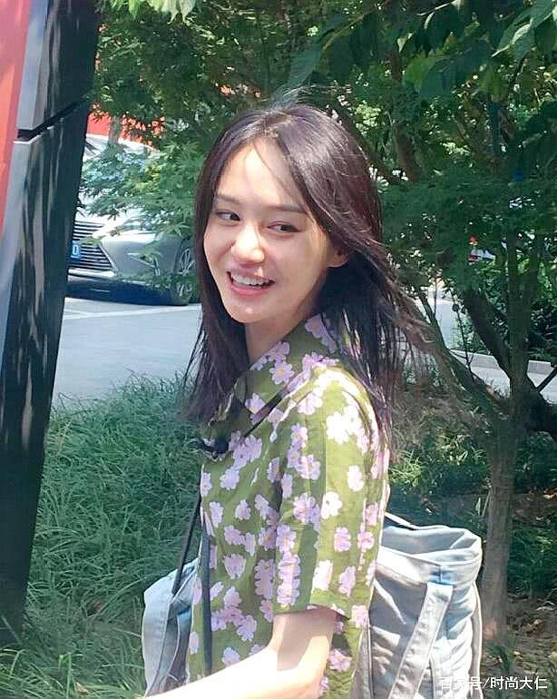女孩子|郑爽最新生图！印花衬衫配短裙甜美又清新，这才是真正的90后