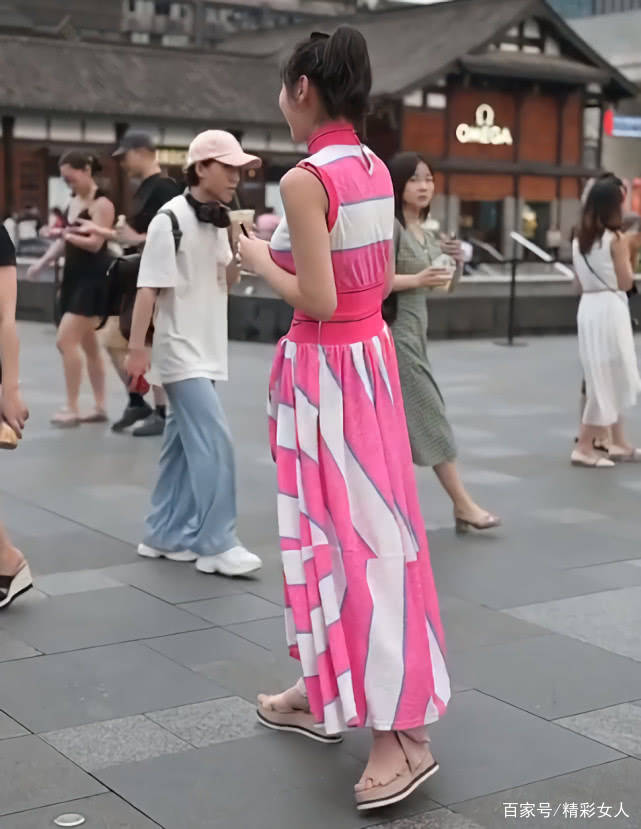 耐克|街头火了套“山寨耐克裙”,长得像巨土的花床单,收藏好别买错!